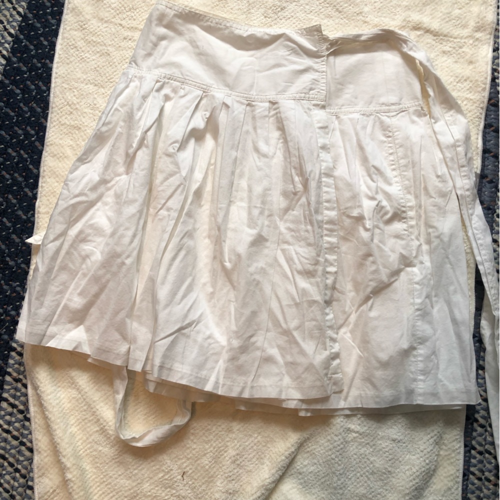 Gap wrap white pleated skirt, size 0